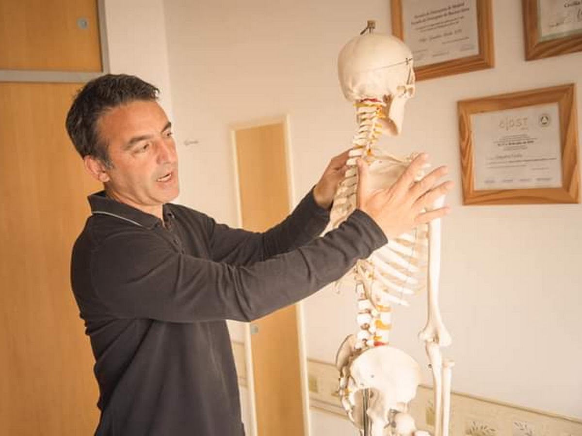 Kinesiólogo realizando una evaluación postural en Vita Kinesio